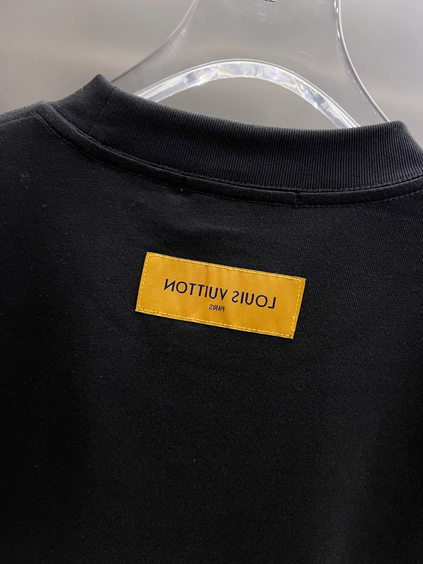 🅿️190 1v Louis* 2025 autumn and winter new style classic letter three-dimensional craft design high-end version! Highly breathable and comfortable, customized double yarn plain cotton fabric. Short-sleeved T-shirt. Same style for men and women. Sizes S M L XL XXL Five sizes black white